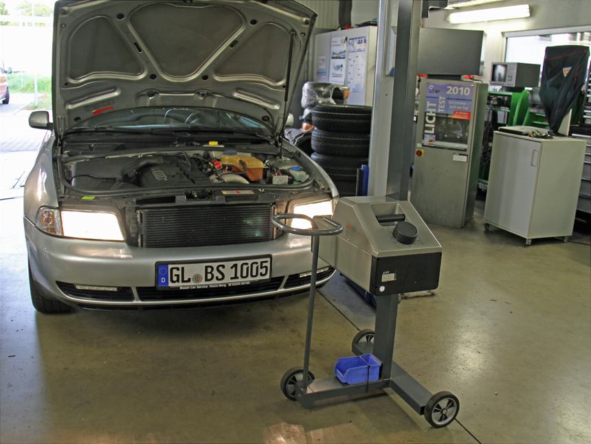 Lichttest in der Autowerkstatt beim Bosch Car Service Rhein-Berg
