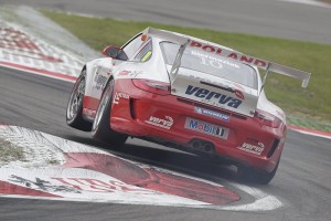 Kuba Giermaziak in der Schikane mit Porsche 911 GT3