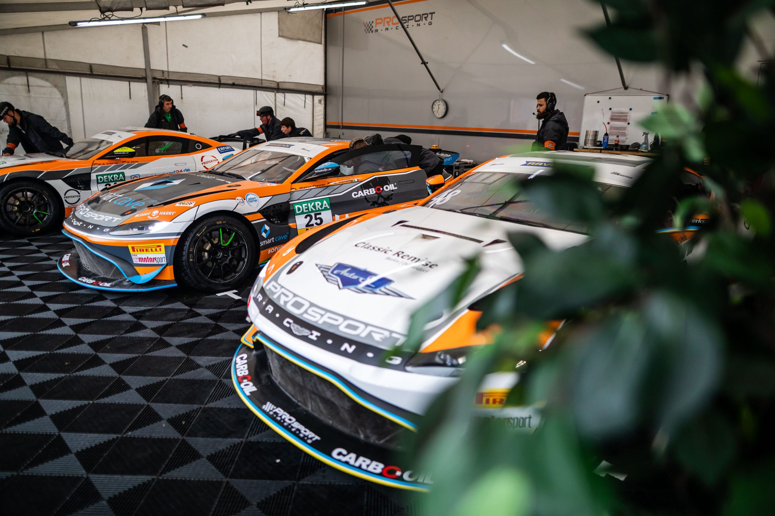 Prosport Racing GT4 Germany: Prosport Racing - Fünf Aston Martin und drei Damen