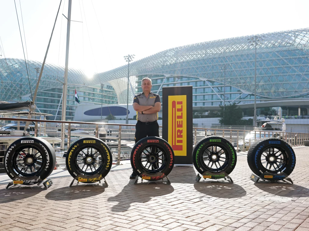Pirelli-Motorsportdirektor-Mario-Isola-praesentierte-in-Abu-Dhabi-die-neuen-2026er-Formel-1-Reifen
